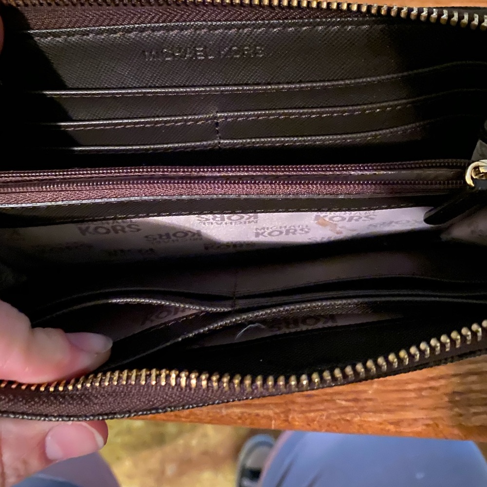 Michael Kors JetSet wallet with zipper